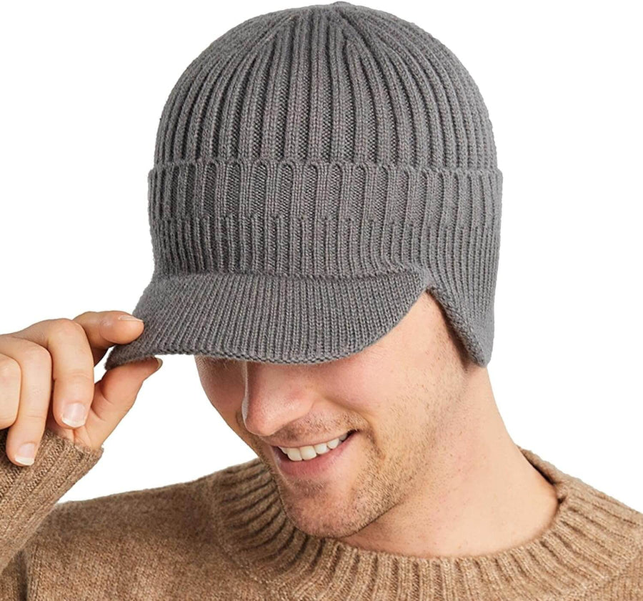 Stickad mössa med skärm och öronlappar