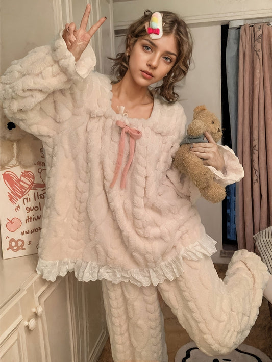 Pyjama Femme Doux et Moelleux Beige Écru Col Carré Volants Dentelle