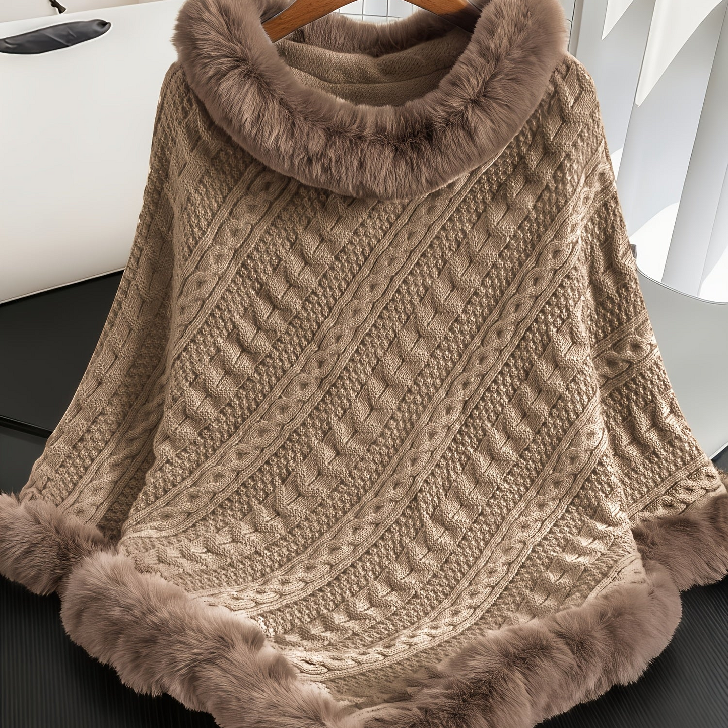 Poncho Femme Tricoté Bleu Marine avec Col et Bordure en Fourrure Synthétique
