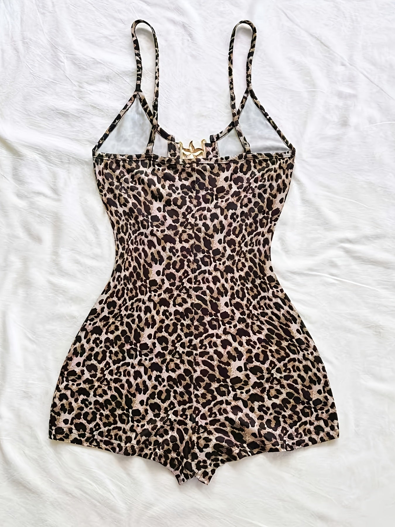 Combishort femme imprimé léopard style audacieux avec détails dorés – idéal plage et été