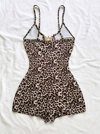 Combishort femme imprimé léopard style audacieux avec détails dorés – idéal plage et été