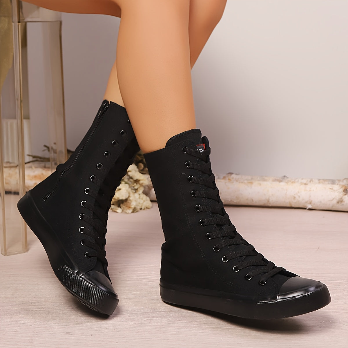 Bottes montantes type basket blanches à lacets et fermeture éclair latérale
