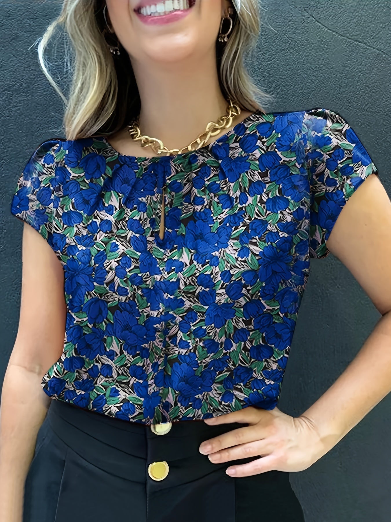 Blouse femme élégante à manches courtes style floral chic pour usage quotidien ou bureau