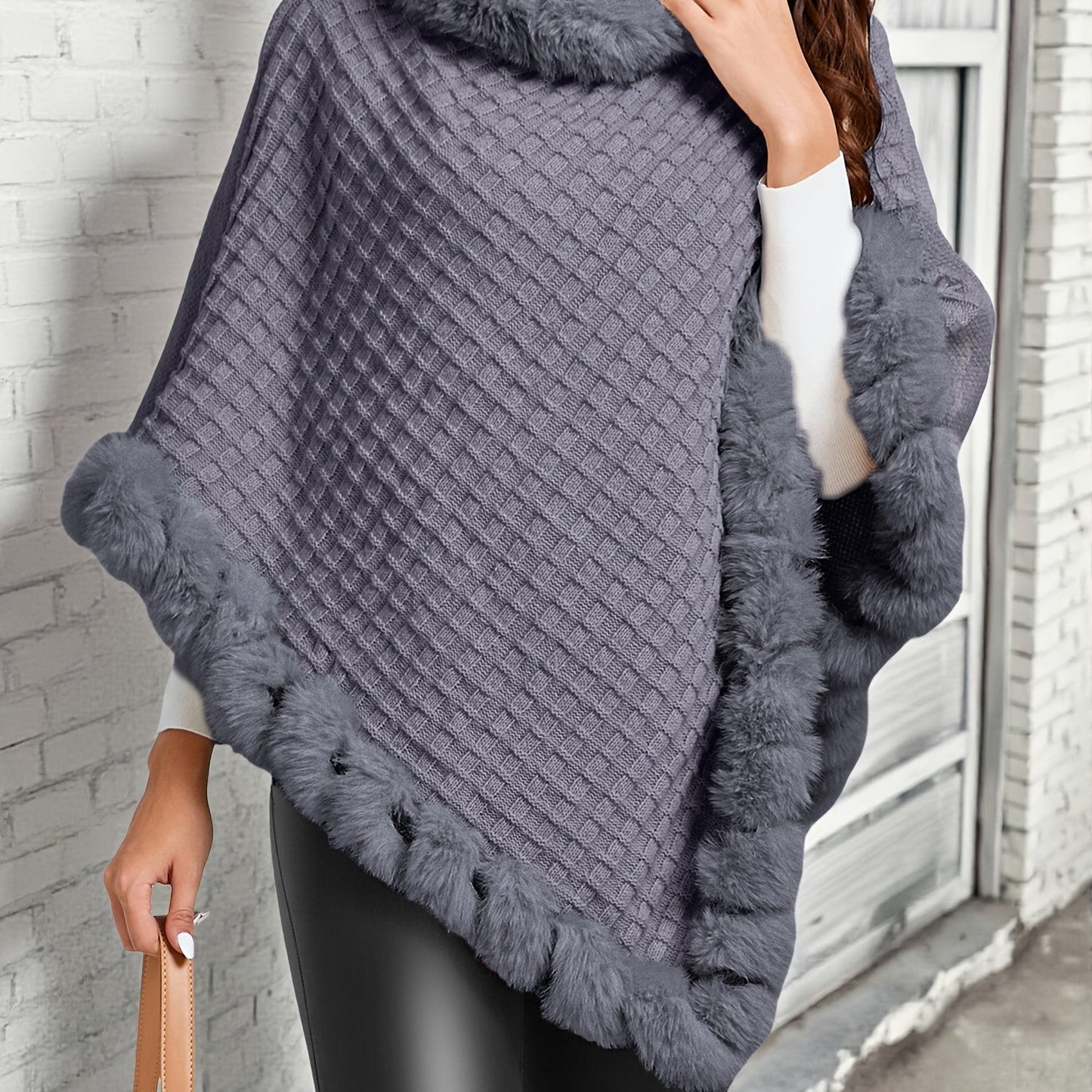 Poncho Femme Tricoté Motif Losanges Gris avec Bordure en Fausse Fourrure