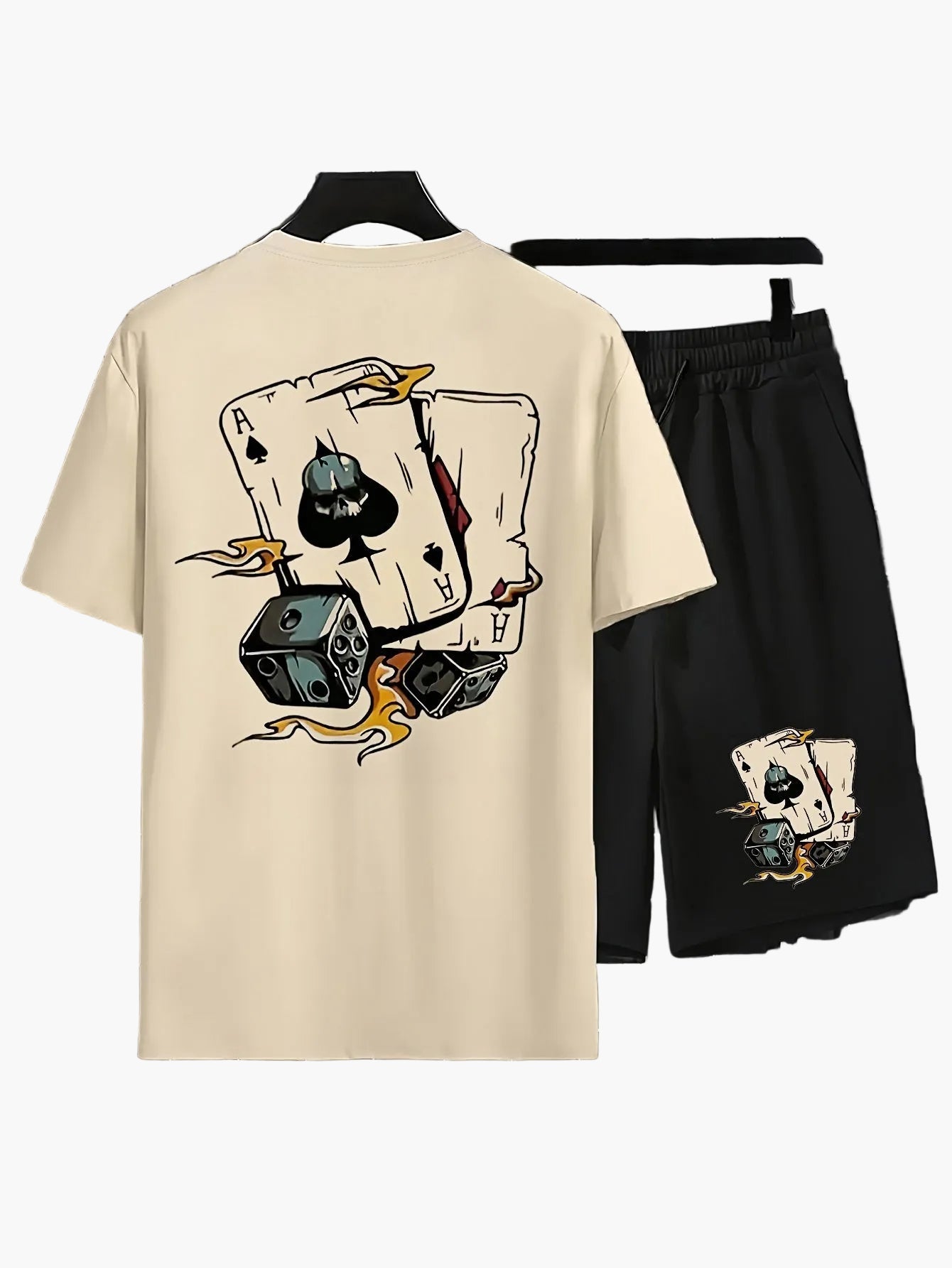 Lässiges Herren Outfit – T-Shirt mit Pik-Ass Aufdruck und Shorts, moderner Stil, ideal für den Sommer