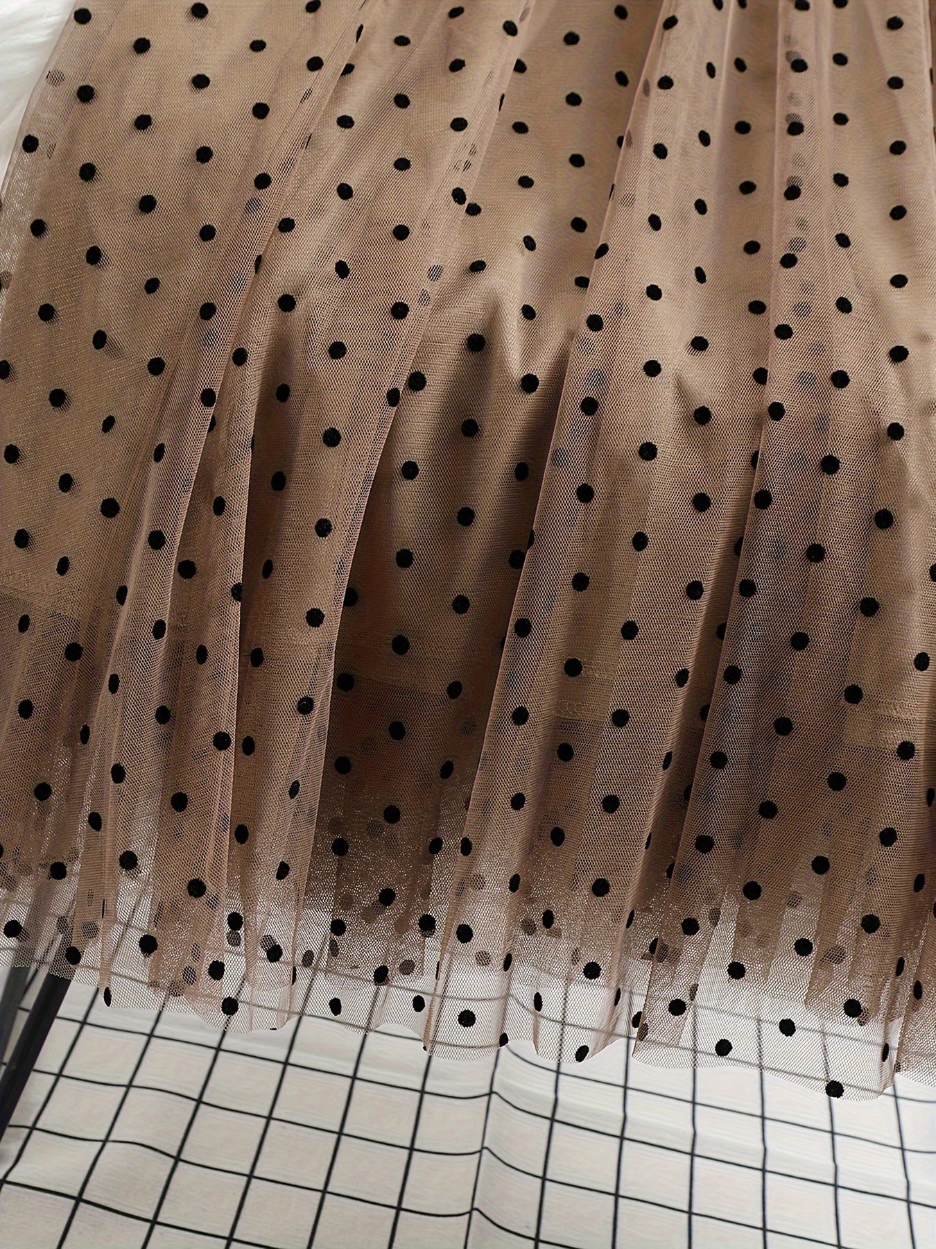 Gonna midi elegante a pois da donna, stile svasato chic, ideale per primavera ed estate