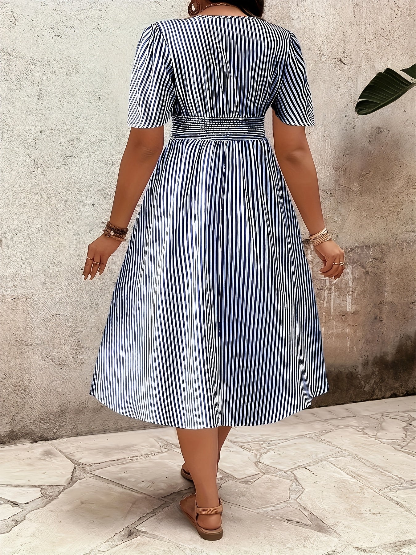 Robe élégante à rayures pour femme, style croisé et taille smockée, idéale pour les occasions spéciales