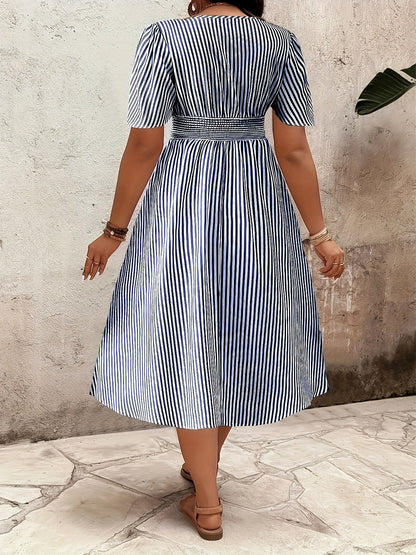 Robe élégante à rayures pour femme, style croisé et taille smockée, idéale pour les occasions spéciales