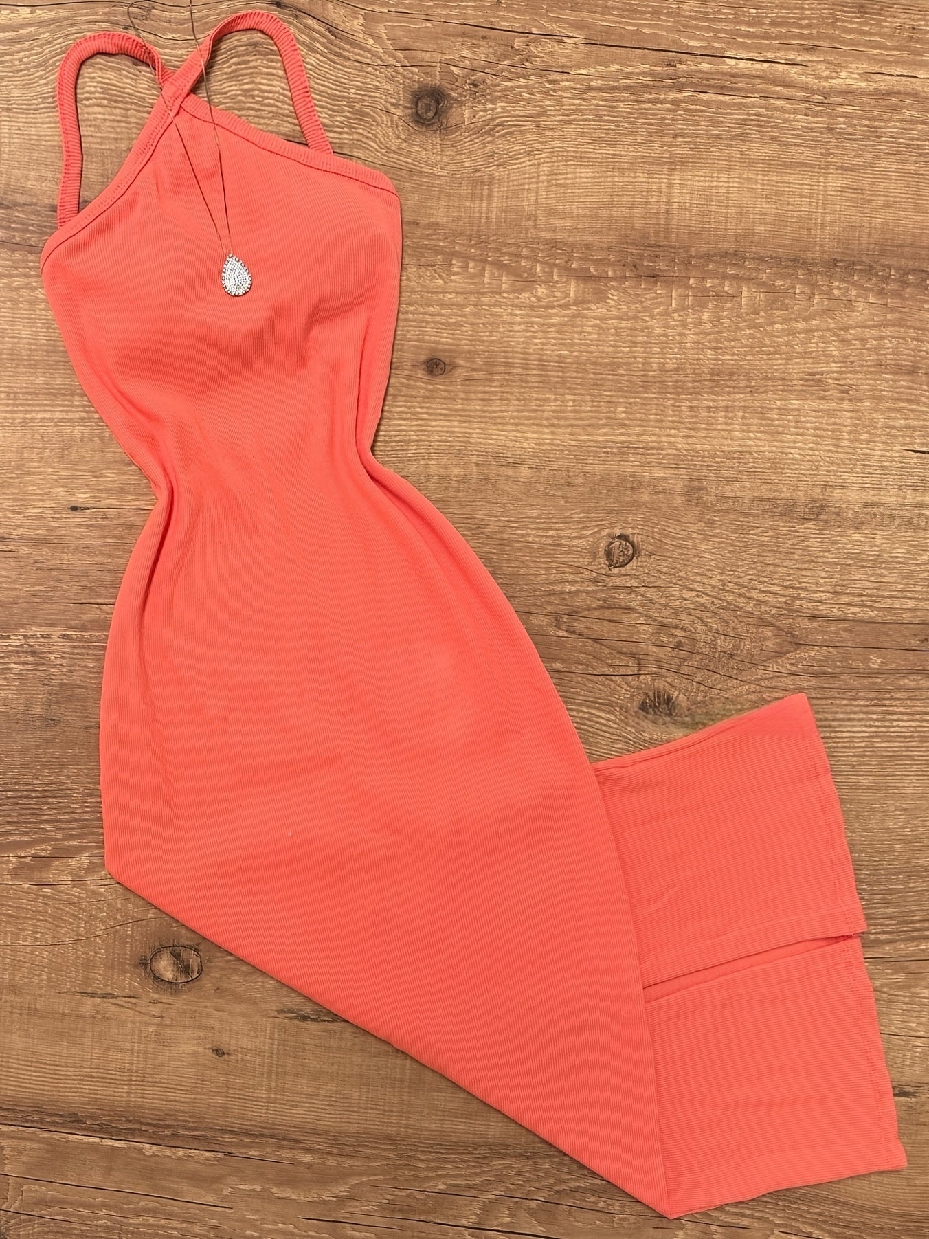 Midi-kjole til kvinder i bodycon-stil med krydsede stropper til elegante udflugter