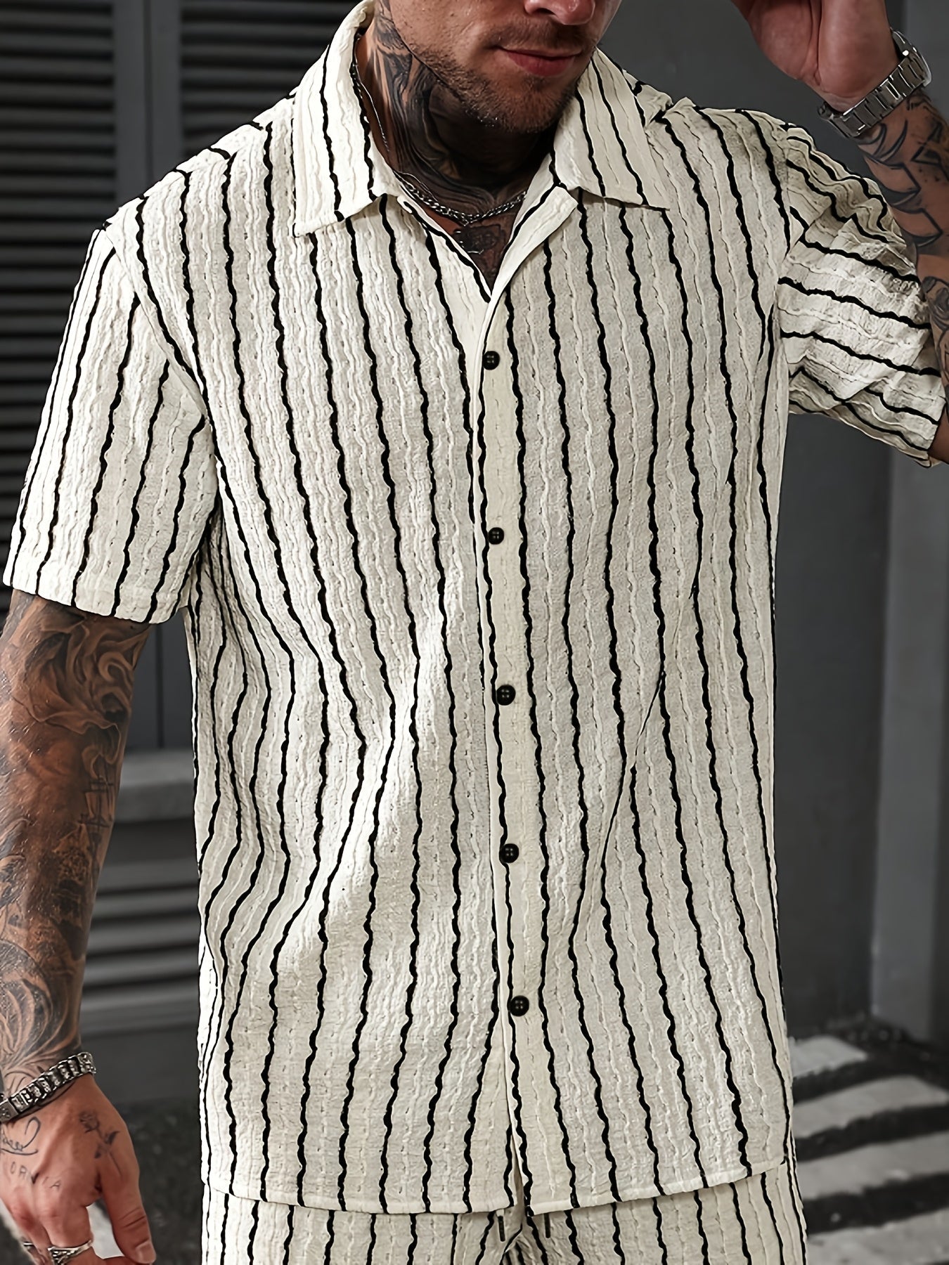 Chemise décontractée à rayures ondulées pour homme – Style estival tendance, idéale pour les sorties et les week-ends