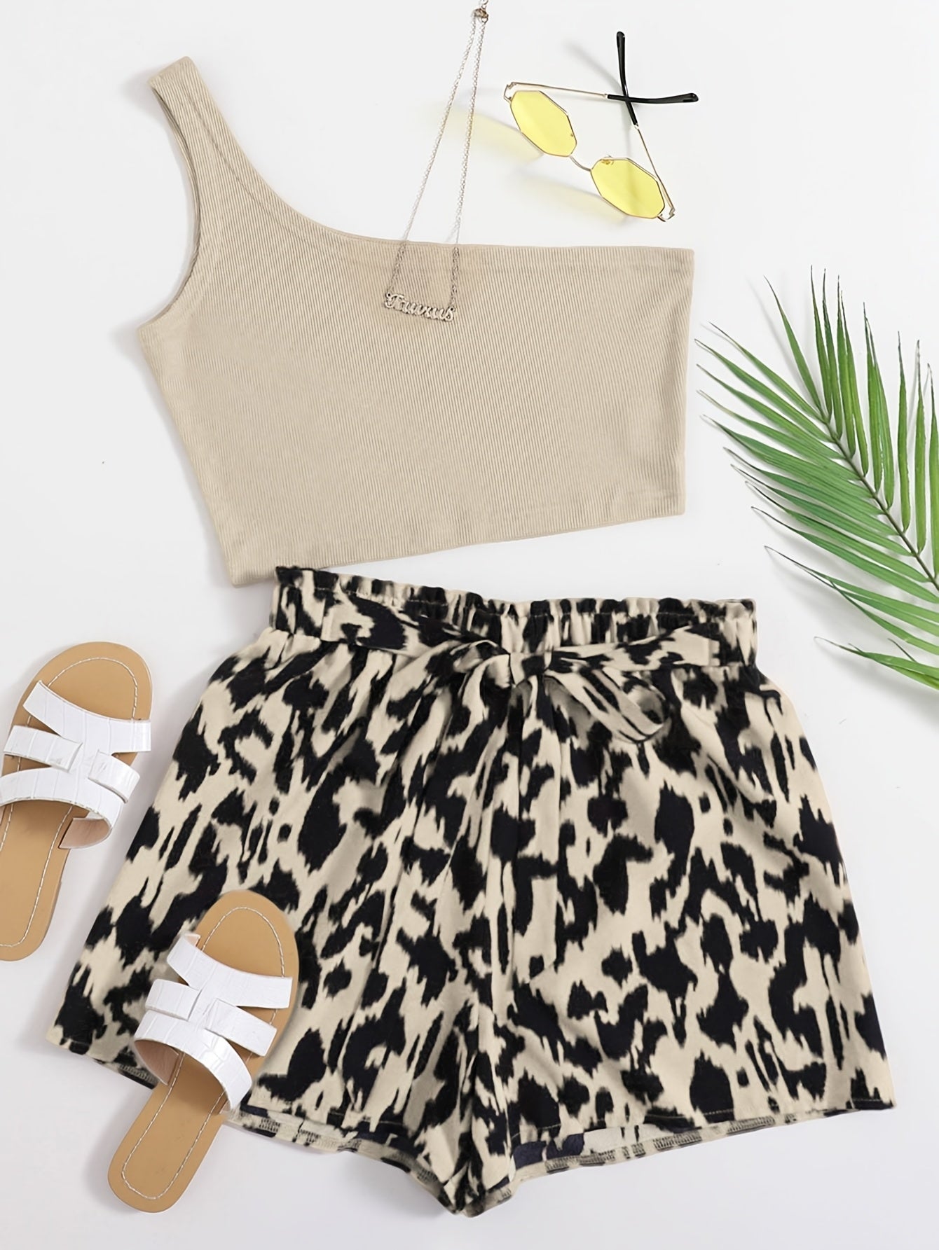 Ensemble femme élégant tendance – Top asymétrique et short imprimé léopard, style estival
