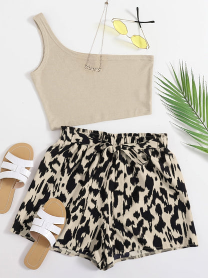 Ensemble femme élégant tendance – Top asymétrique et short imprimé léopard, style estival