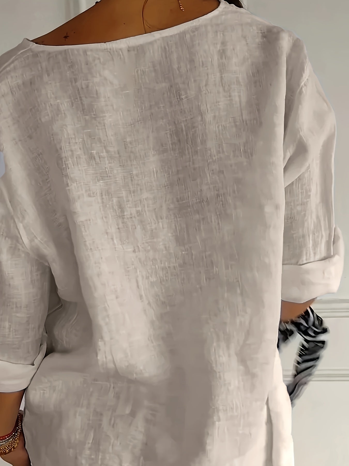Afslappet damebluse med knapper i elegant og alsidig stil
