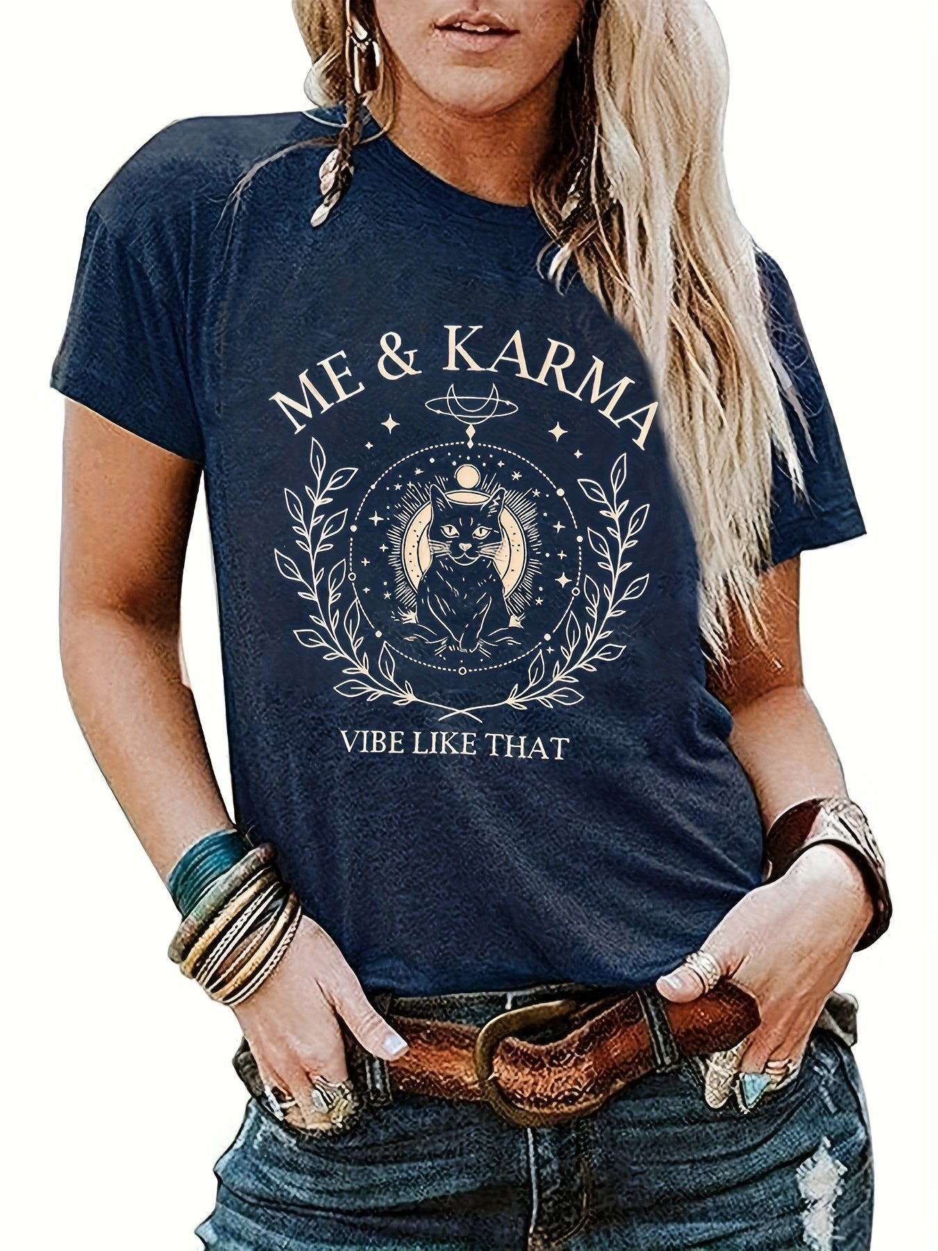 T-shirt donna stile vintage con stampa gatto mistico "Me & Karma" – ideale per spirito libero e look casual