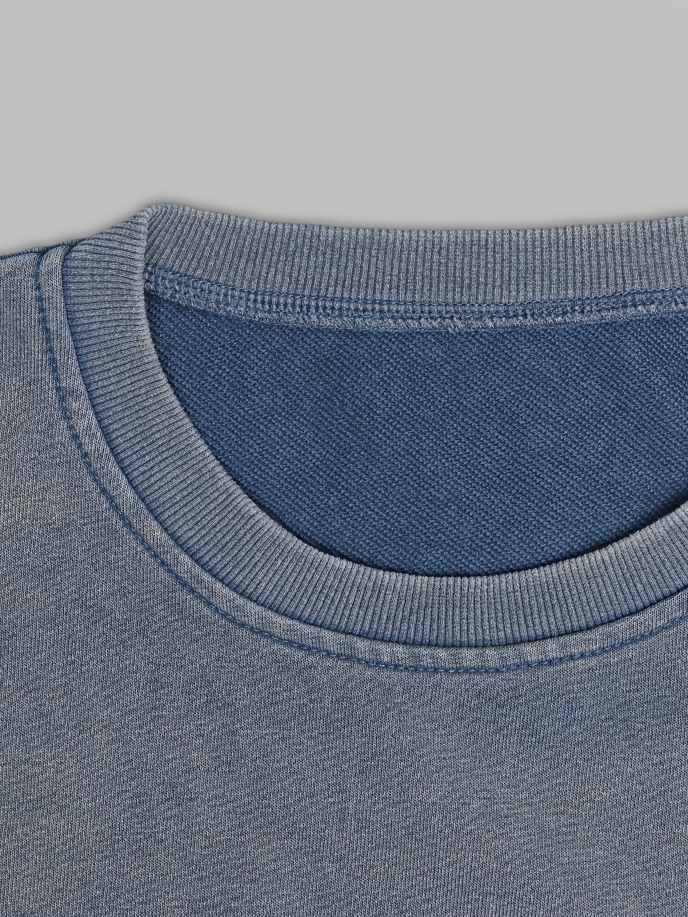 Sweatshirt unisexe gris charbon délavé avec motif chat mangeant des sushis