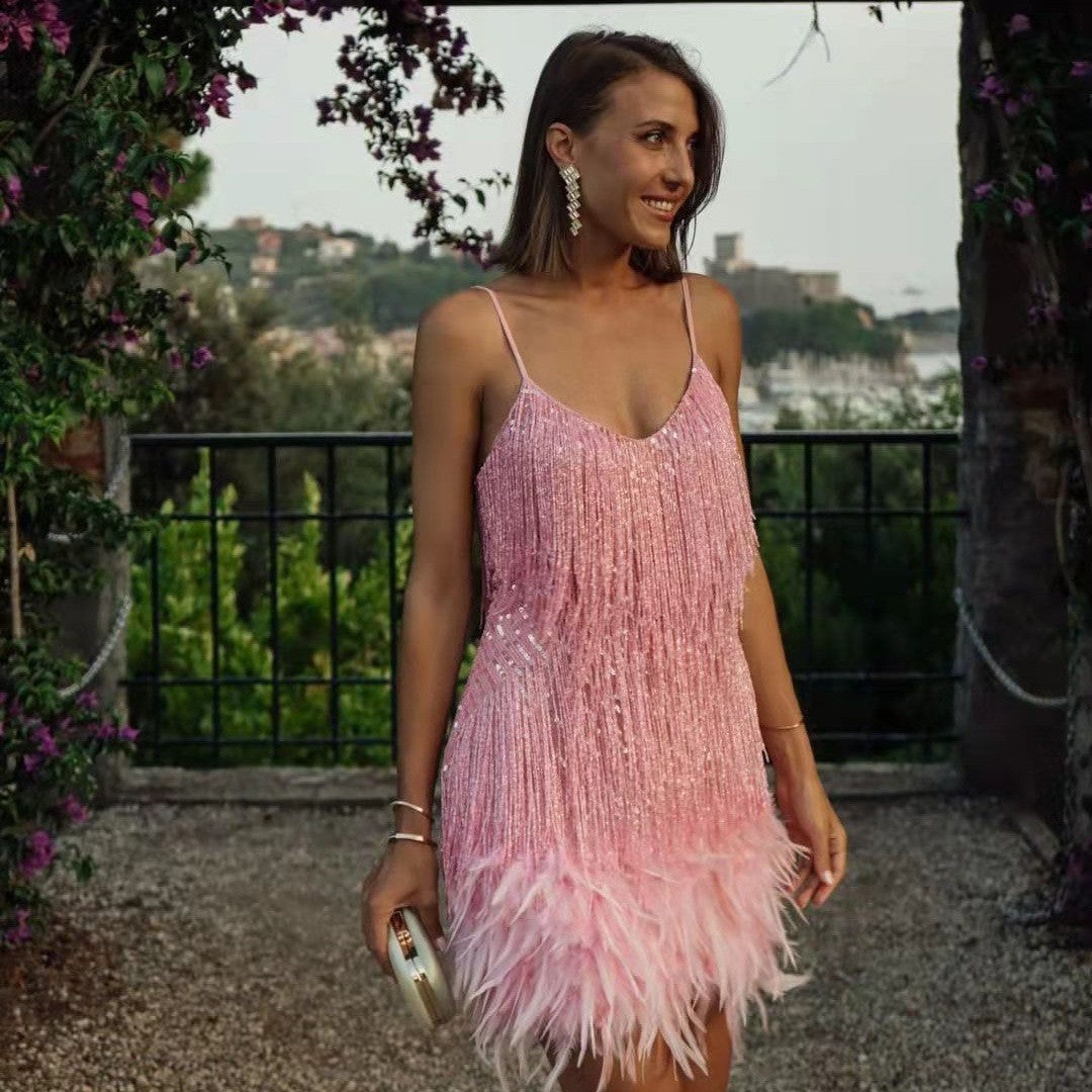 Damska sukienka wieczorowa w stylu charleston z frędzlami i piórami, idealna na imprezy i eleganckie wydarzenia