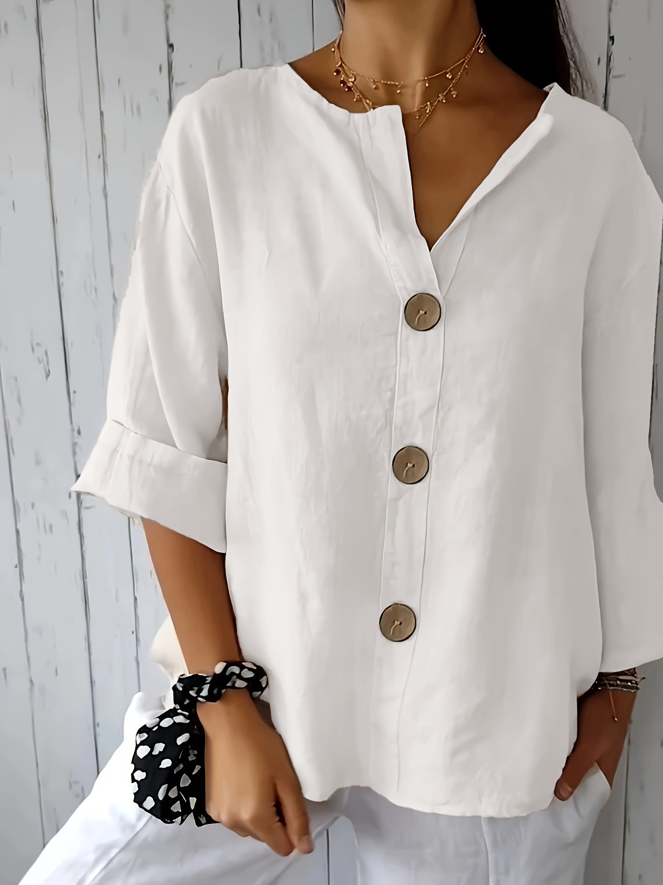 Afslappet damebluse med knapper i elegant og alsidig stil