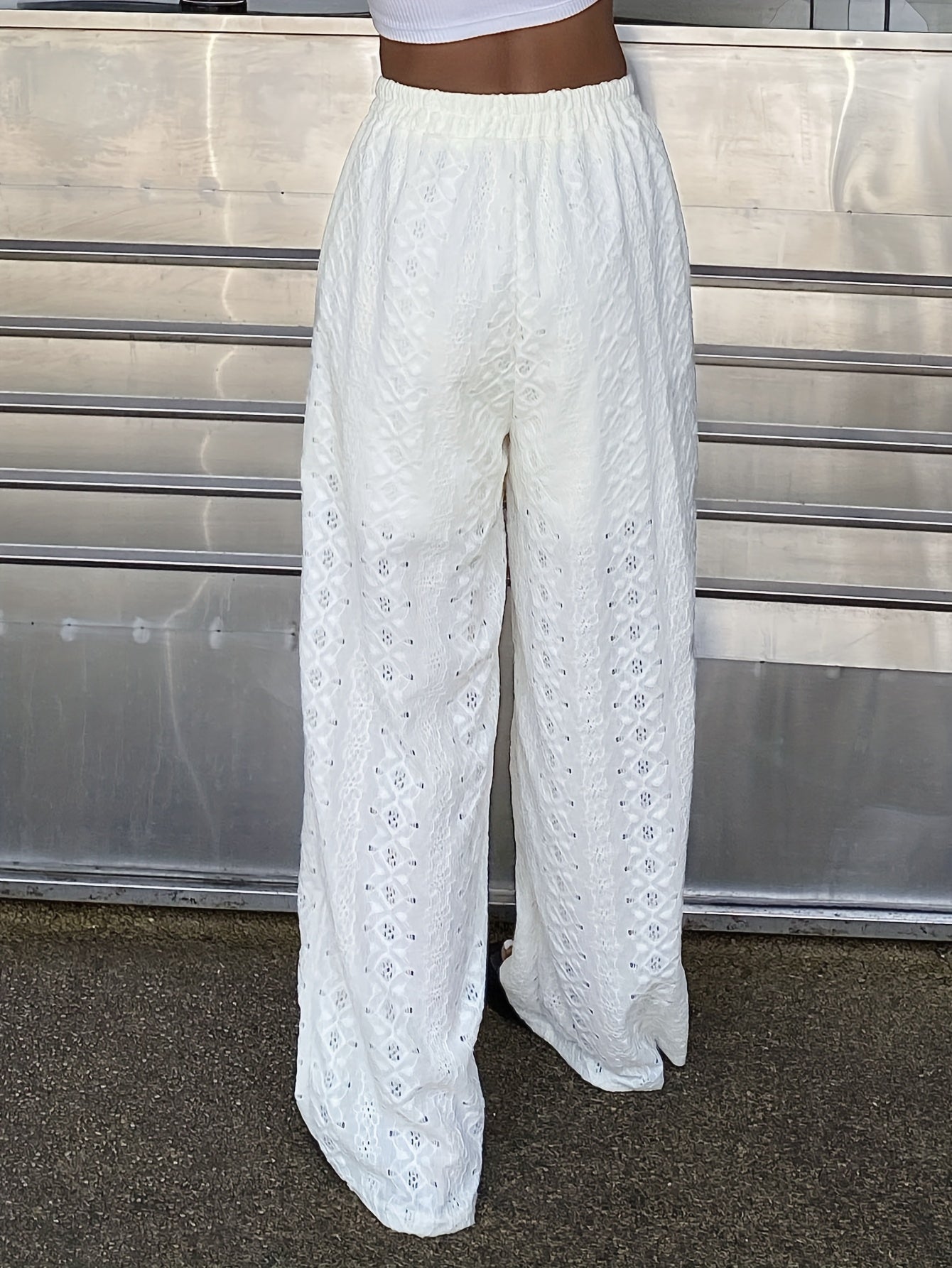 Pantalon large femme style bohème chic pour été, dentelle ajourée, taille élastique, idéal plage et vacances