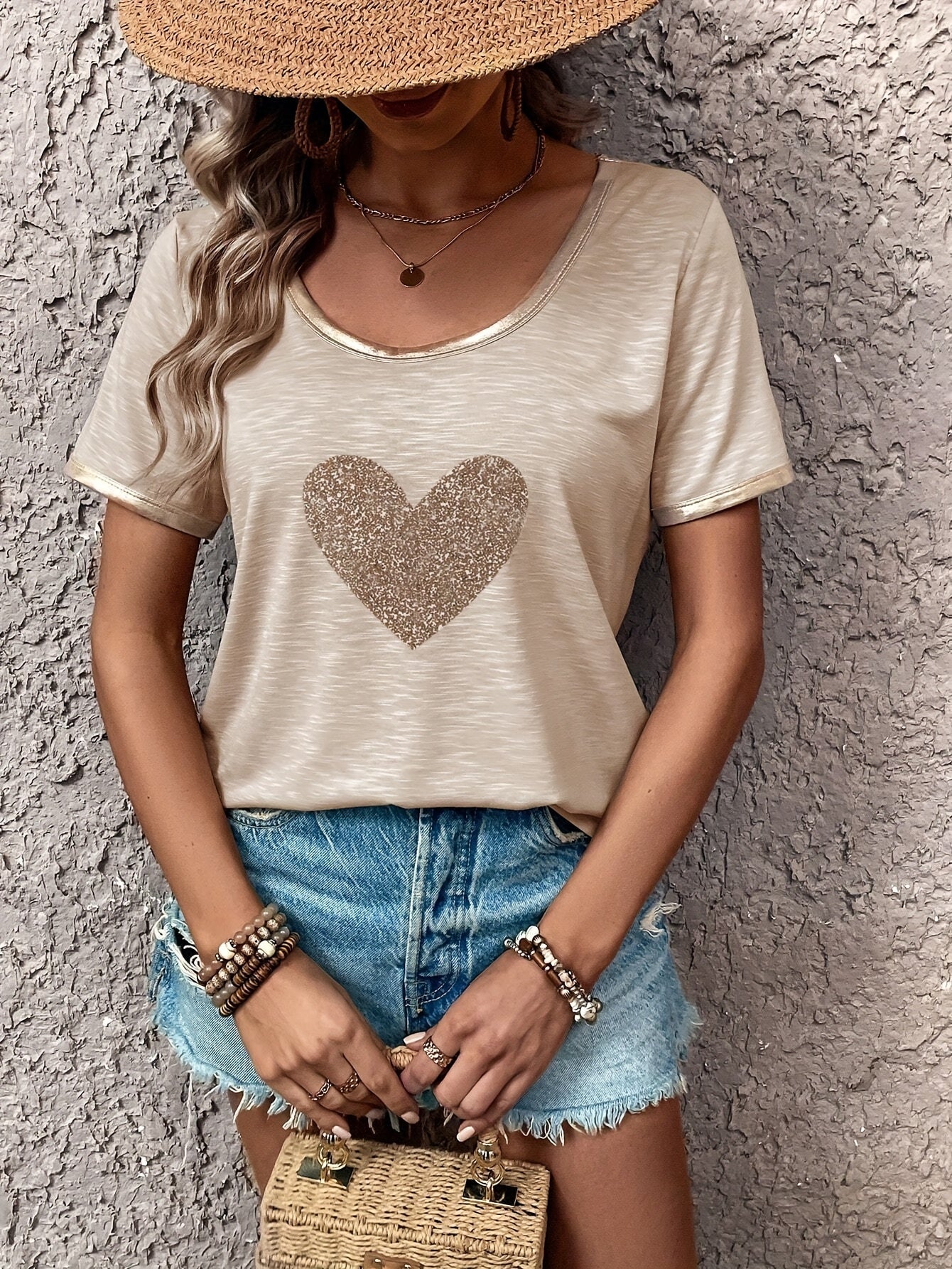 T-shirt décontracté femme à motif cœur brillant et détails métalliques – Style tendance pour sorties et quotidien