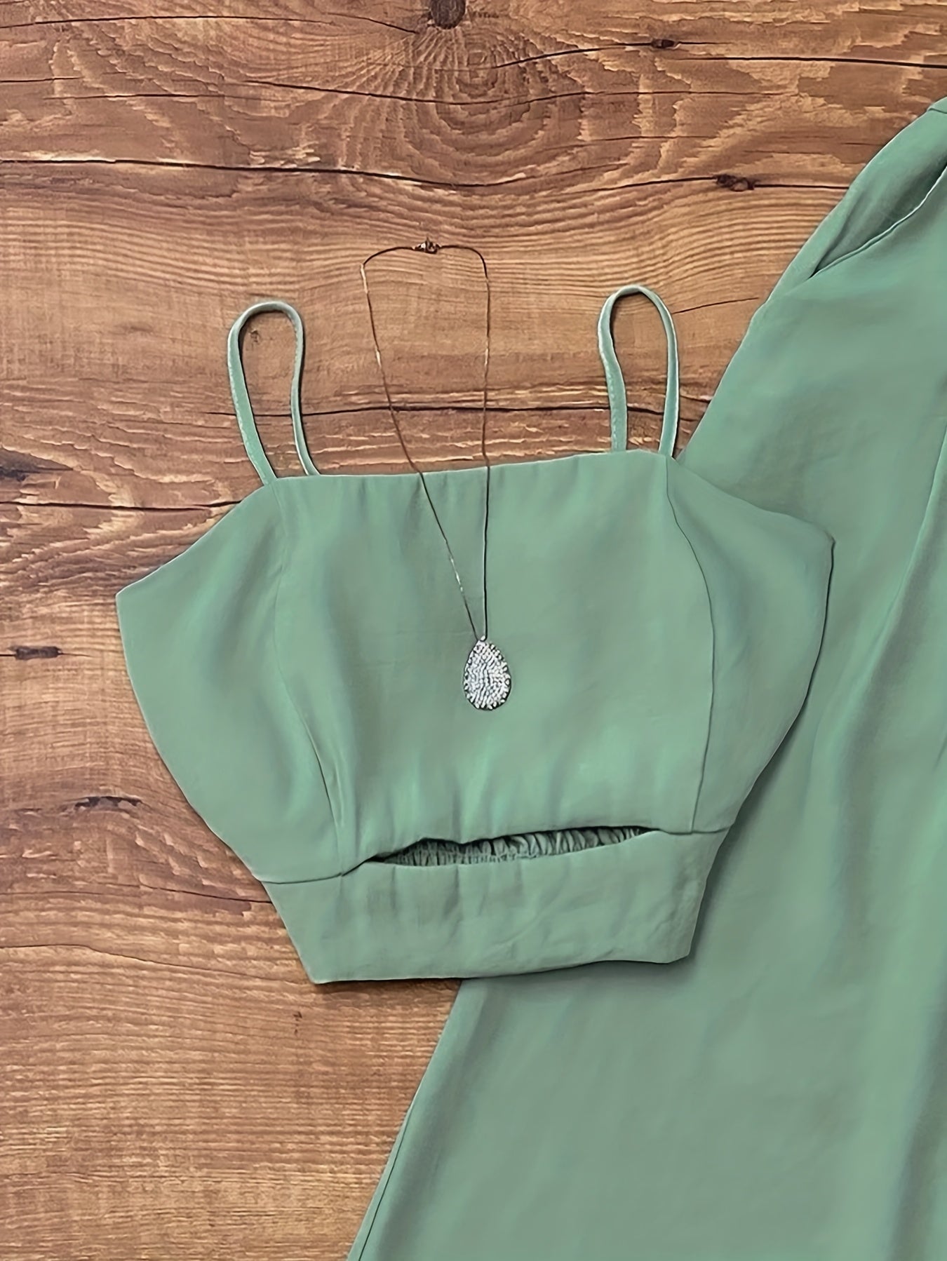 Ensemble élégant pour femme, top court à bretelles et pantalon taille haute, style chic et décontracté