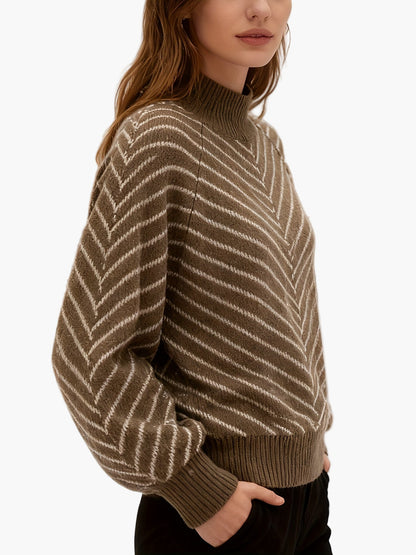 Elegante damestrui met opstaande kraag en gestreept patroon, herfst-winterstijl