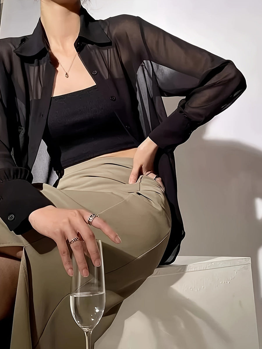 Lös damblus med knappar i avslappnad stil, perfekt för elegant lager-på-lager-look