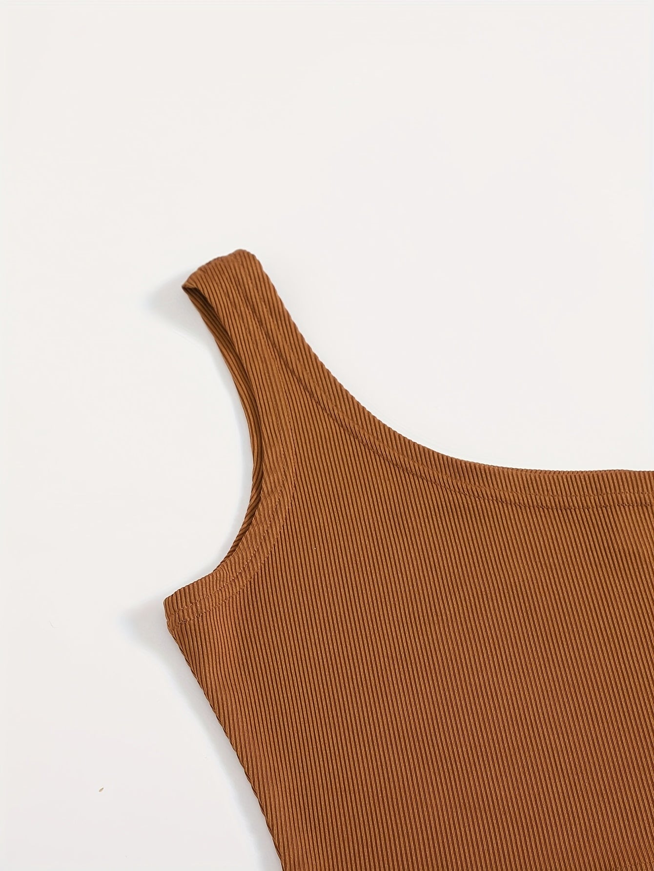 Ensemble femme élégant tendance – Top asymétrique et short imprimé léopard, style estival