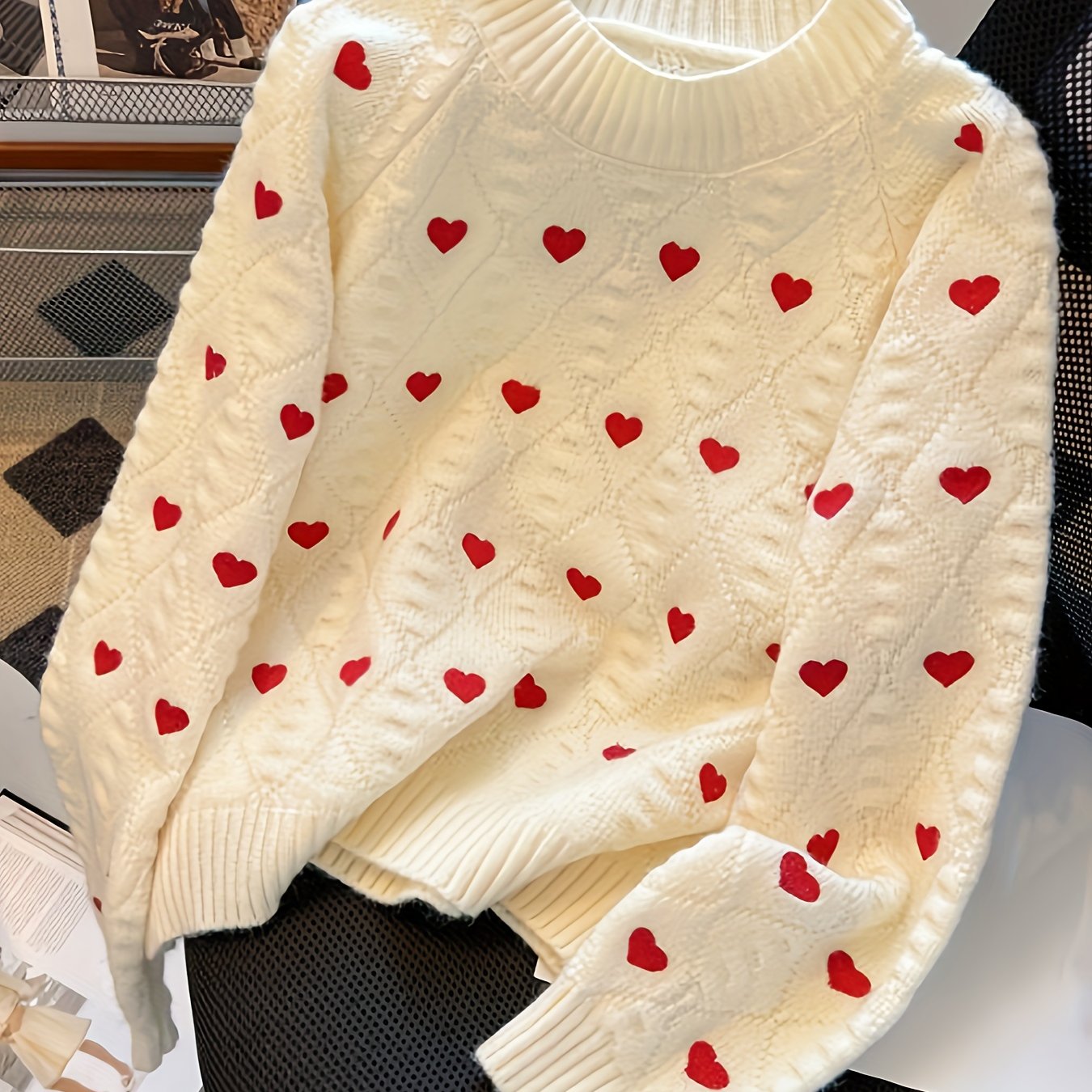 Pull femme crème à cœurs rouges, col montant, maille texturée