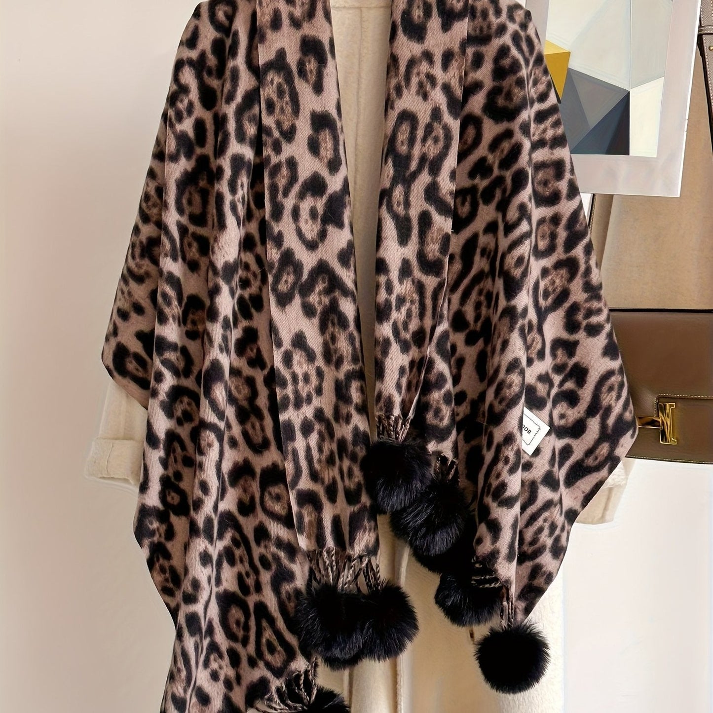 Écharpe large motif animalier avec pompons pour femme