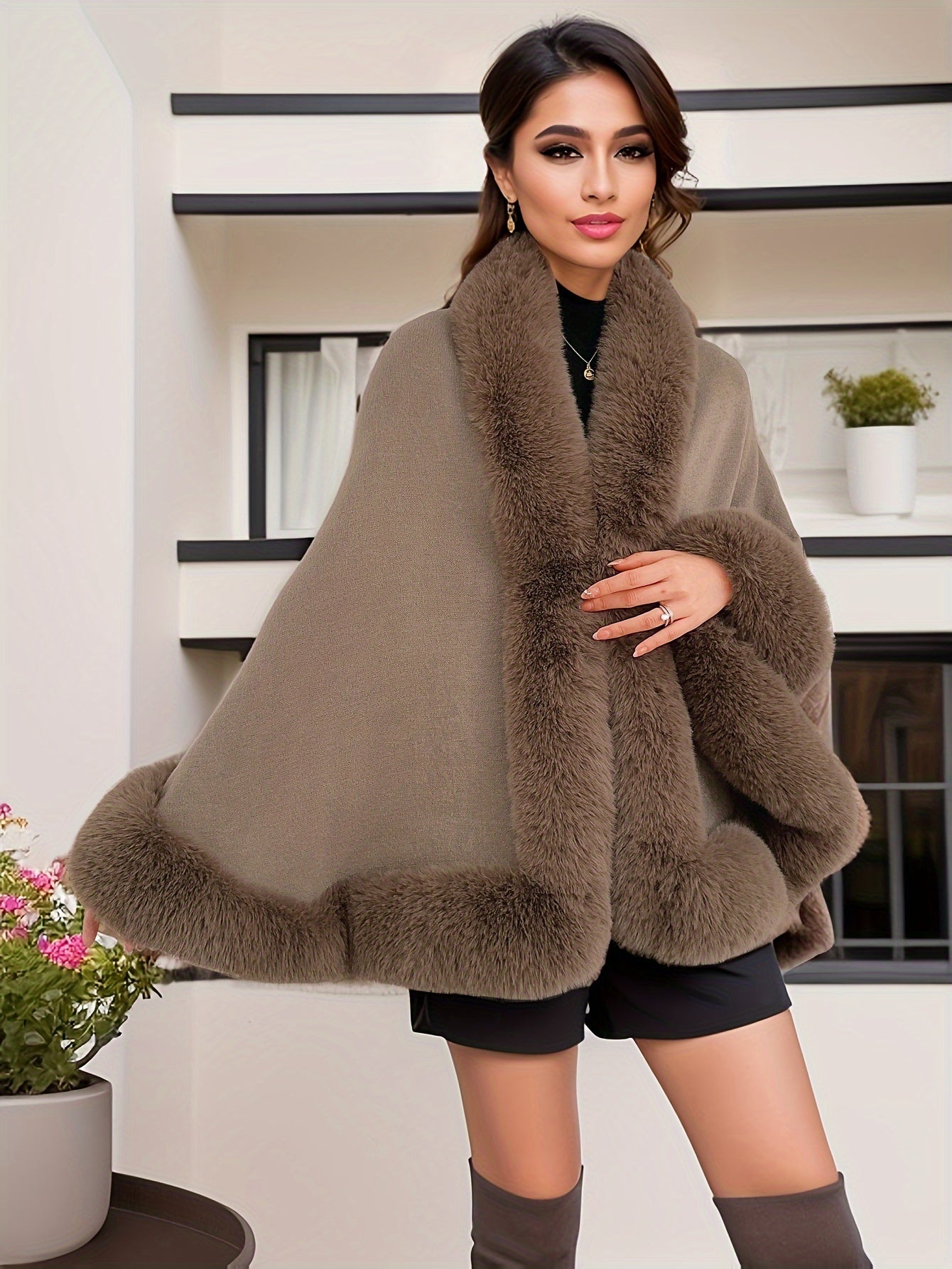 Cape poncho femme ample avec col et bordures en fausse fourrure pour hiver élégant