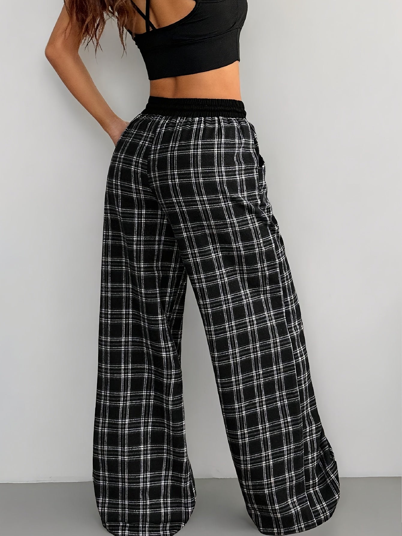 Pantalon large à carreaux style décontracté pour femme, idéal pour la détente ou le week-end