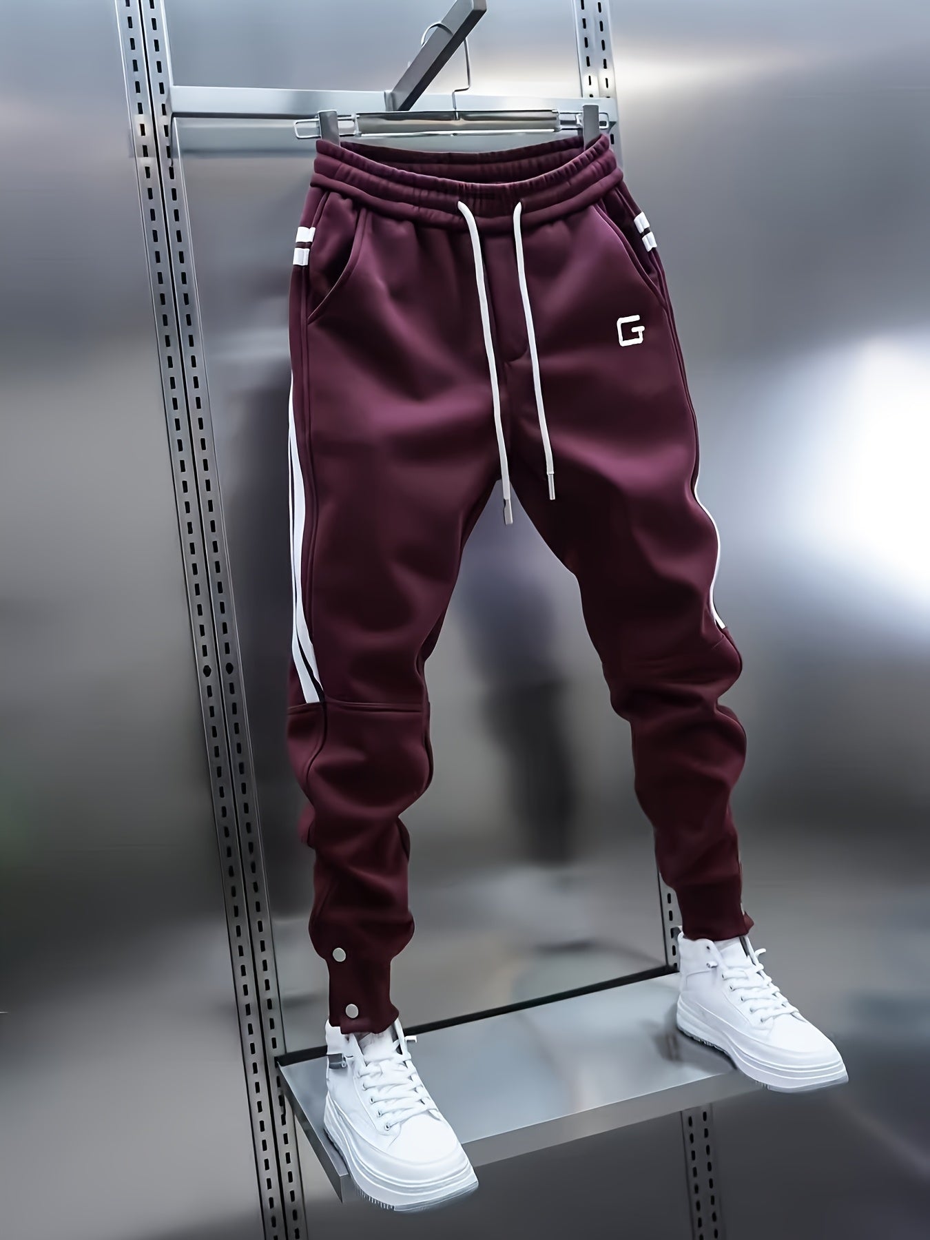 Pantalon de jogging homme avec cordon de serrage, rayures latérales et boutons pression, coupe fuselée