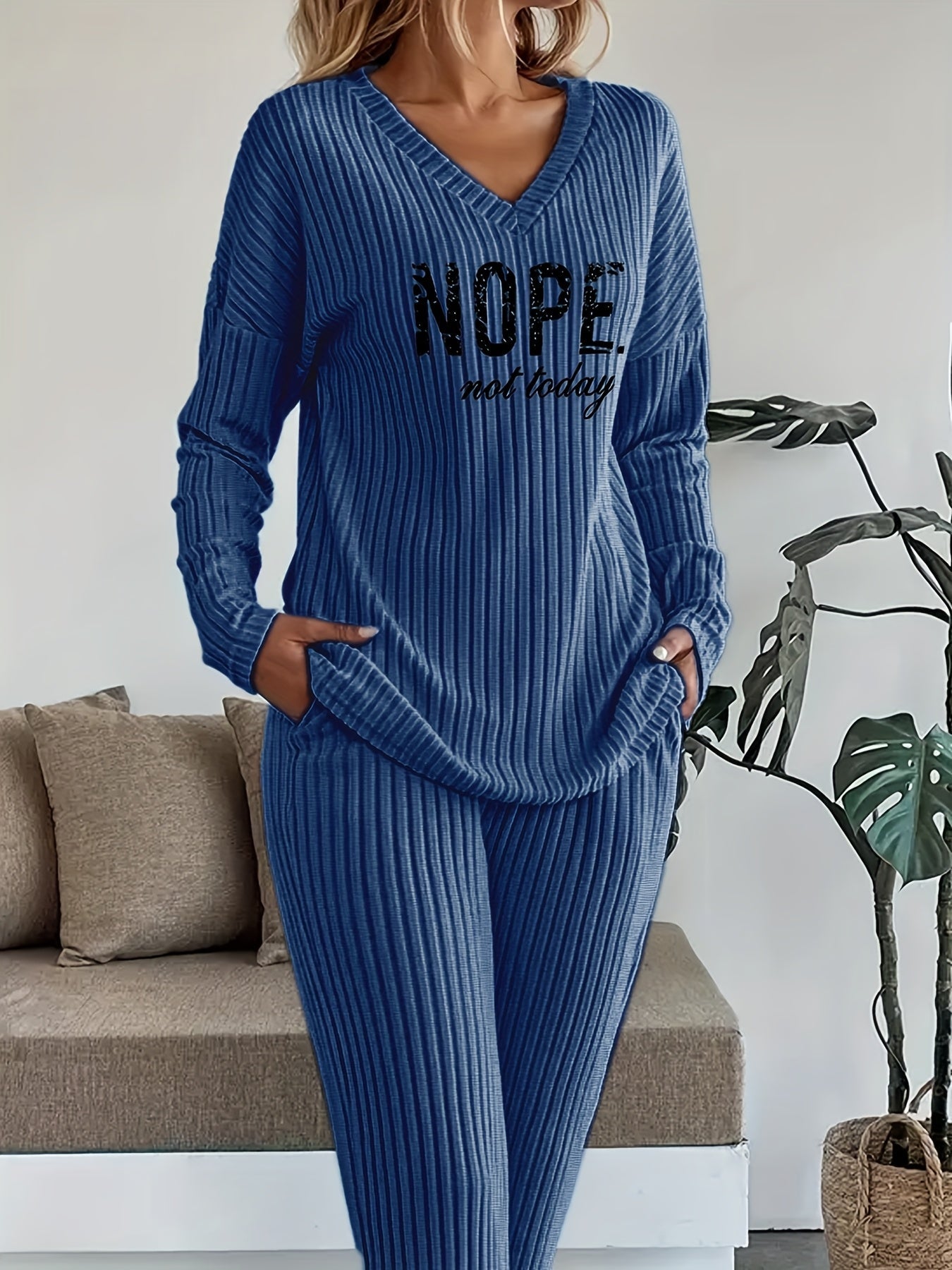 Ensemble côtelé Femme avec inscription "NOPE not today", col en V et pantalon large