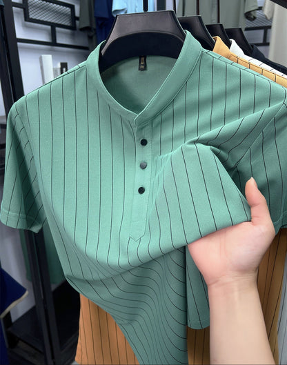 Herreskjorte med korte ærmer og striber i afslappet, elegant Henley-stil