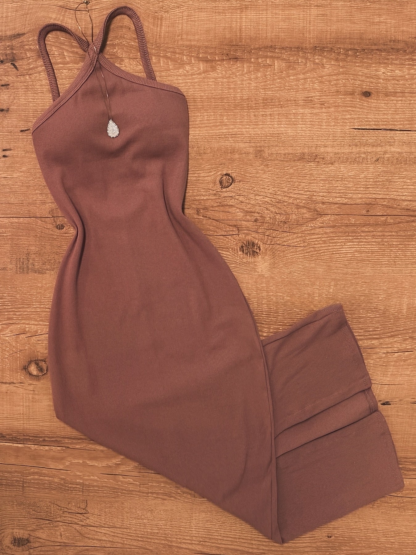 Midi-kjole til kvinder i bodycon-stil med krydsede stropper til elegante udflugter