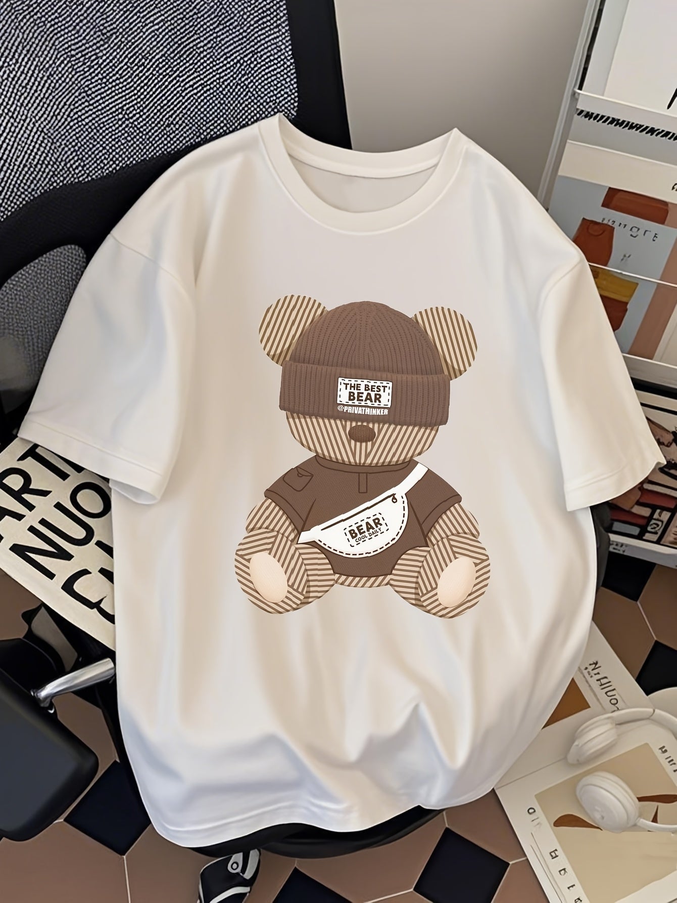 Legeres Herren-T-Shirt mit trendigem Streetwear-Motiv eines urbanen Bären