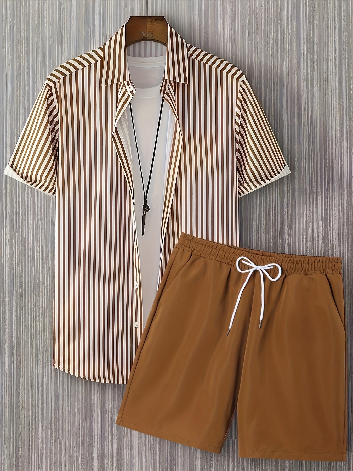 Avslappnad herroutfit med ränder, modern stil, perfekt för sommaren och semestern