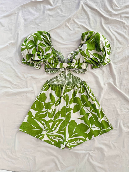 Sommerlicher Damen Jumpsuit mit Volants im tropischen Stil und angesagtem Urlaubslook  