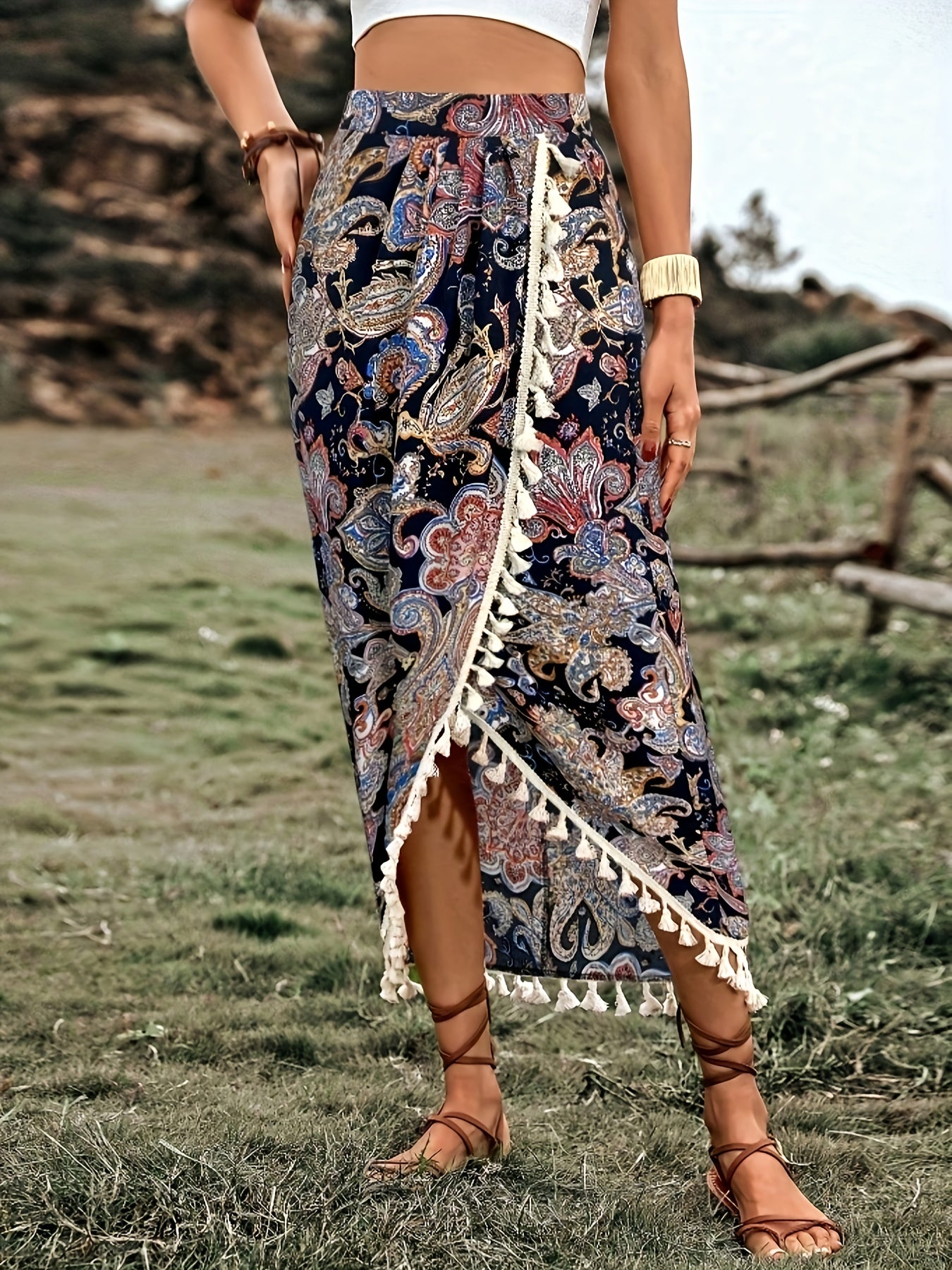 Falda cruzada bohemia para mujer estilo midi con estampado paisley y detalle de pompones para verano y vacaciones