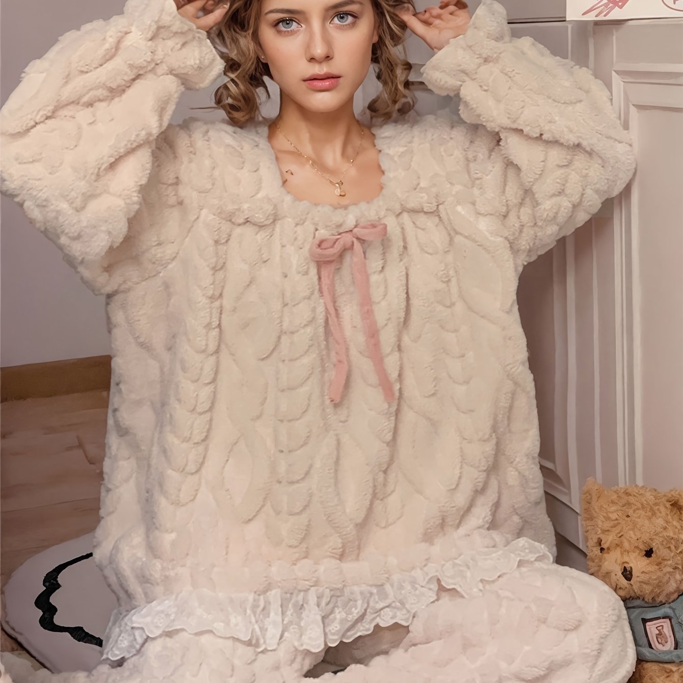 Pyjama Femme Doux et Moelleux Beige Écru Col Carré Volants Dentelle