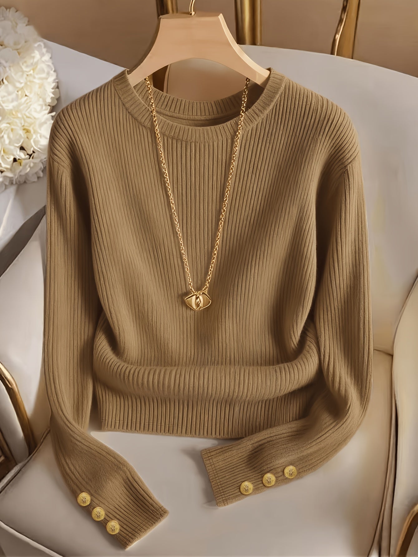 Pull femme marron côtelé col rond manches longues à boutons dorés
