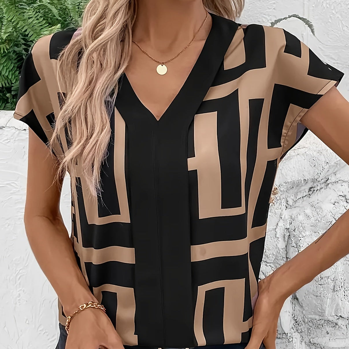 Elegante damesblouse met grafisch patroon, moderne stijl voor kantoor en uitgaan