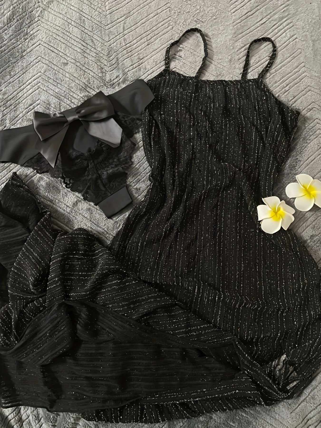 Abito lungo aderente da donna stile serata glamour con paillettes e spalline sottili