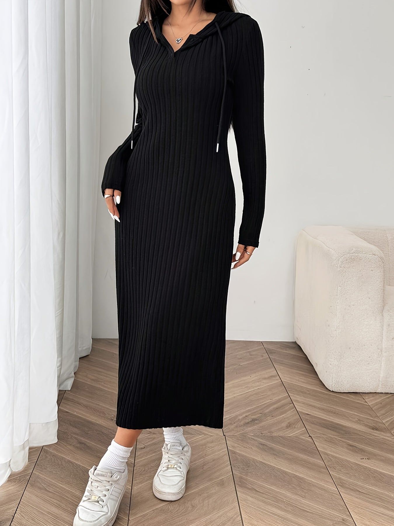 Robe longue noire côtelée à capuche et manches longues