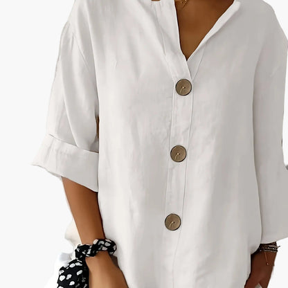 Afslappet damebluse med knapper i elegant og alsidig stil