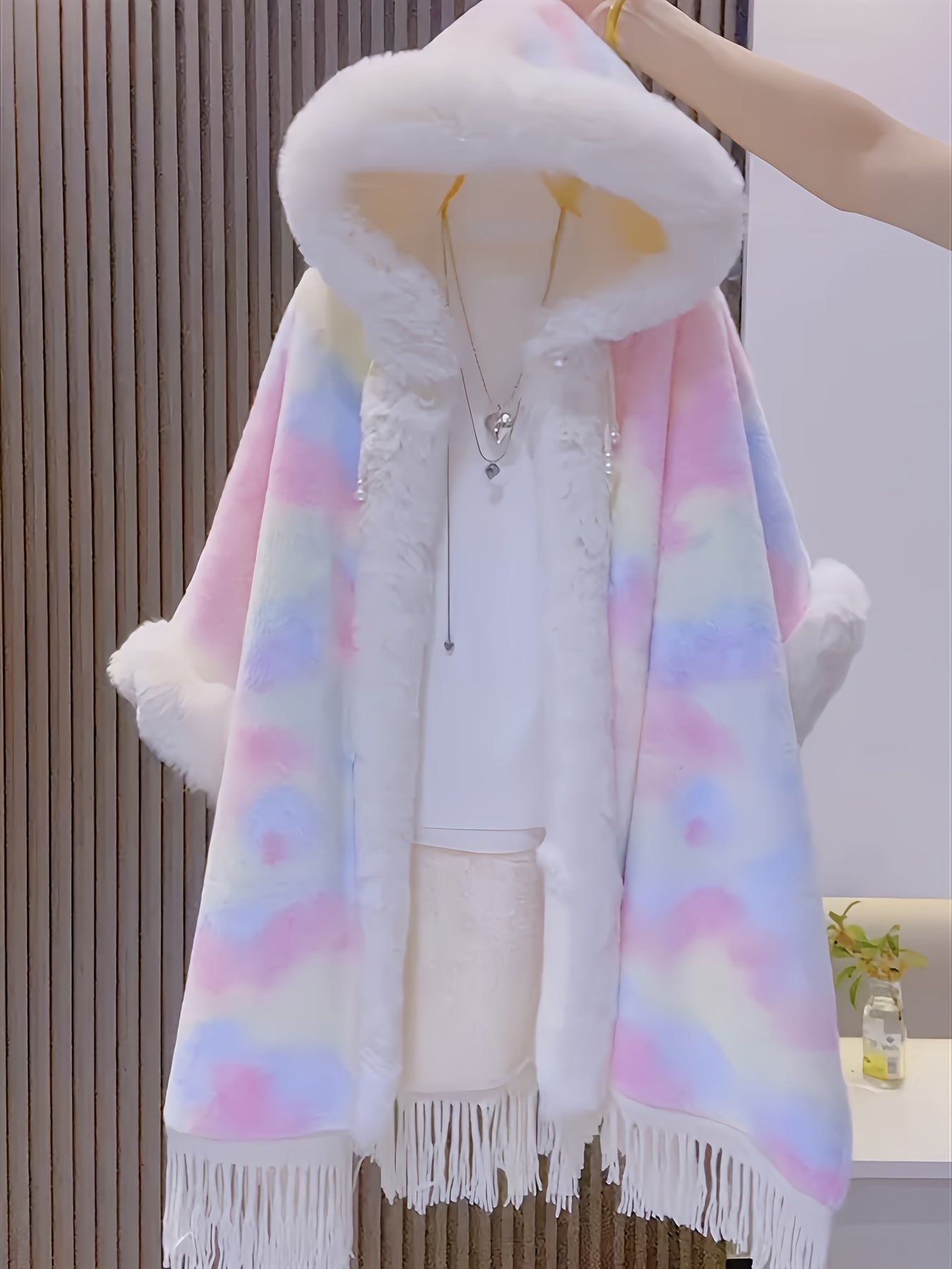 Cape à capuche arc-en-ciel en fausse fourrure douce avec franges et bordure pelucheuse