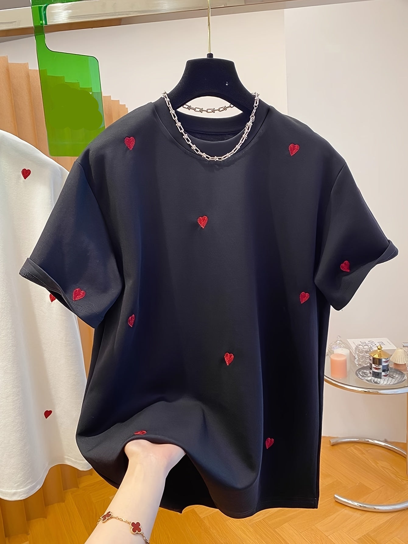 Lässiges Damen-T-Shirt mit gesticktem Herzmotiv, trendiger Stil für den Alltag  