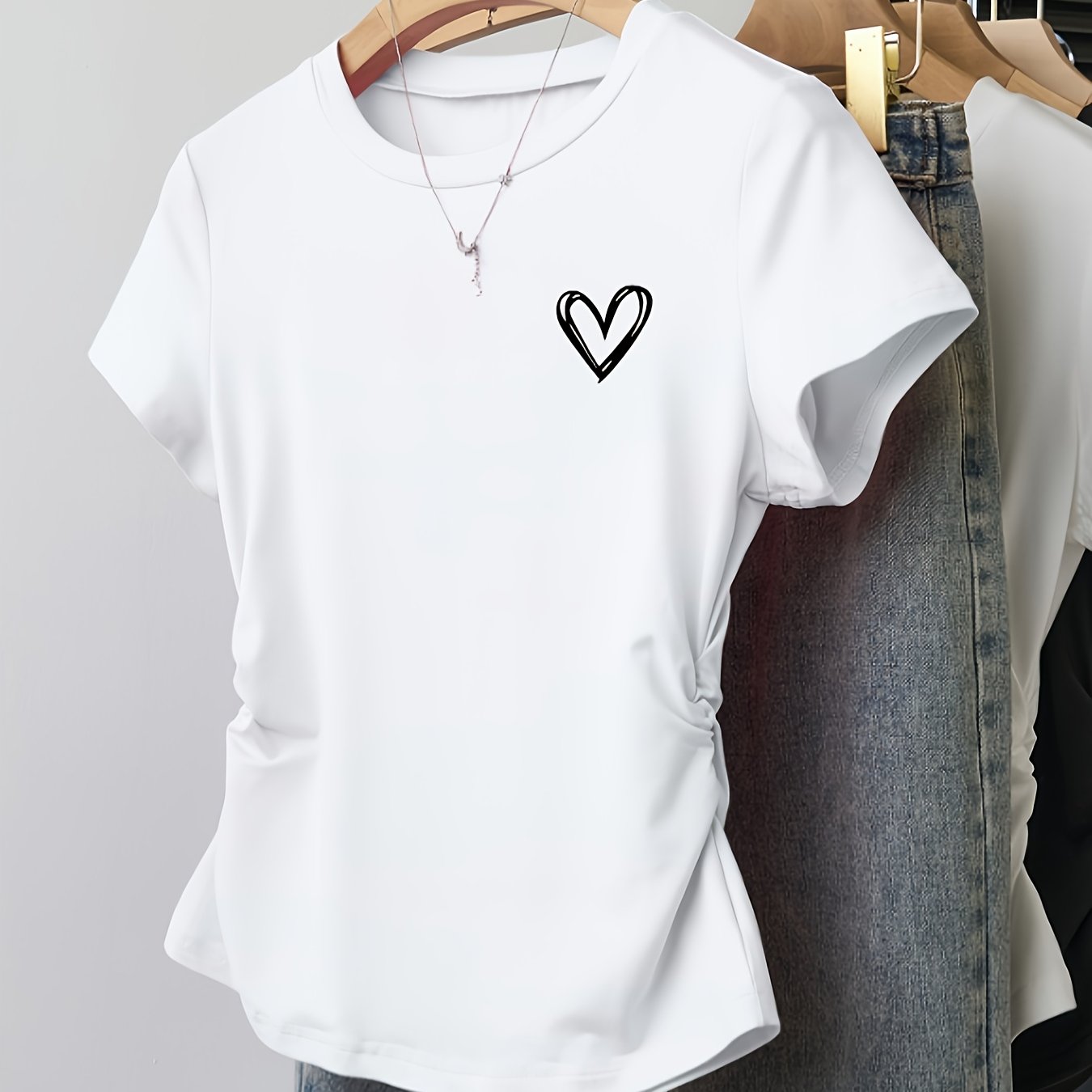 Dame T-shirt med tætsiddende pasform, hjerteprint, afslappet og trendy stil
