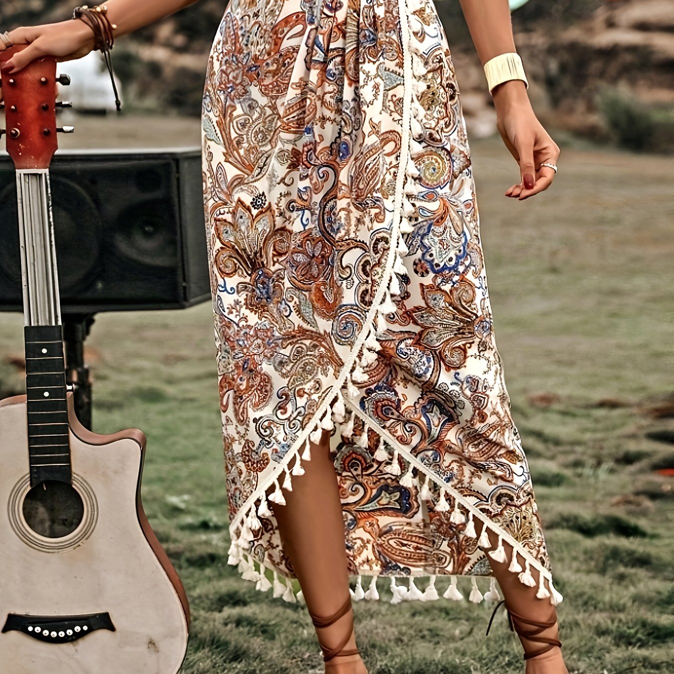 Falda cruzada bohemia para mujer estilo midi con estampado paisley y detalle de pompones para verano y vacaciones
