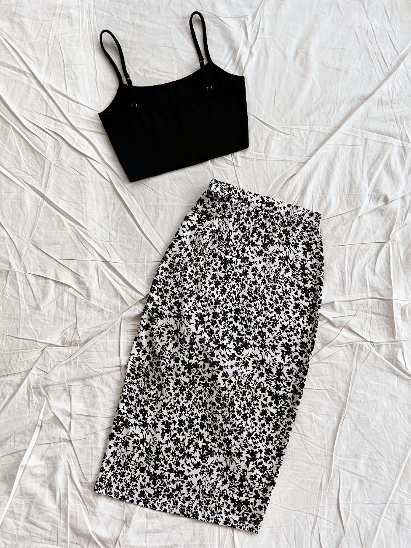 Conjunto femenino falda con flores y top de tirantes estilo vacaciones elegantes